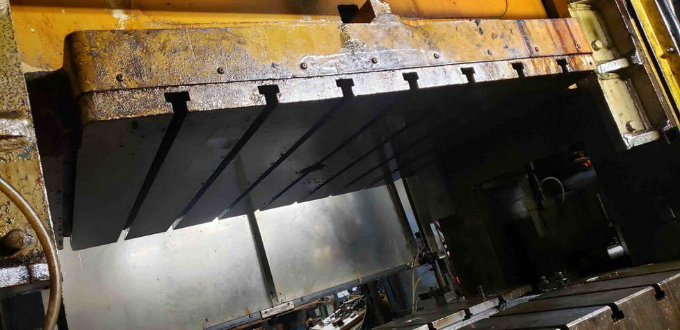 200 Ton BLOW Straight Side Press, 4 Str, 19.25 SH, 7.75 Adj, 60 x 40 Bed