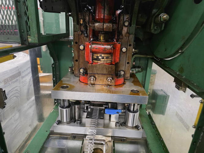 18 Ton L & J OBI Press, 2 Str, 2 Adj, 7 SH, 18 x 11-1/2 Bed Plate